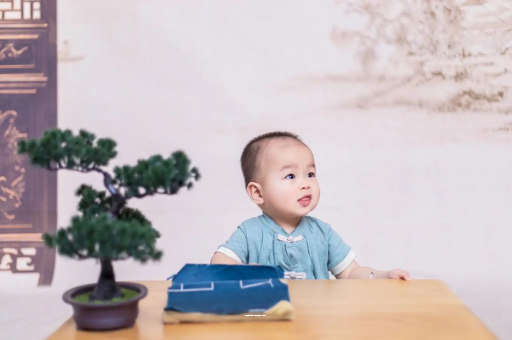 烟台怀孕肚子中间凹两边凸